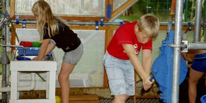 Wasserprojekt - WasserKinder: Wasserprojekt in KITA´s - Dessau - Pumpe und Abwaschbecken am Wasserkreislauf der Wasserbaustelle
 - Wasserwerkstatt